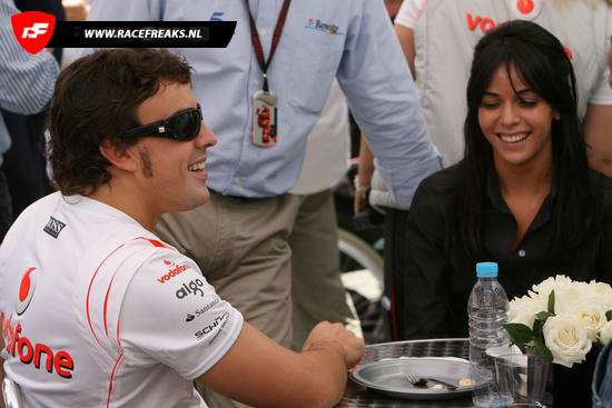Alonso tenkrát ještě u McLarenu s Raquel